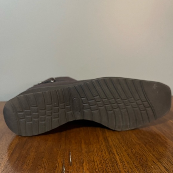 Sesto Meucci Brown Square Toe Waterproof
Snow Heeled Ankle Boots. Size 6.5 - Picture 10 of 13